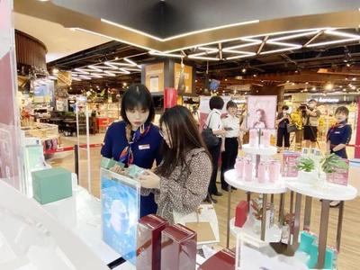 最快24小時(shí)送到家！粵東首個(gè)“跨境電商+保稅展示”項(xiàng)目落地汕頭，引領(lǐng)化妝品零售新體驗(yàn)